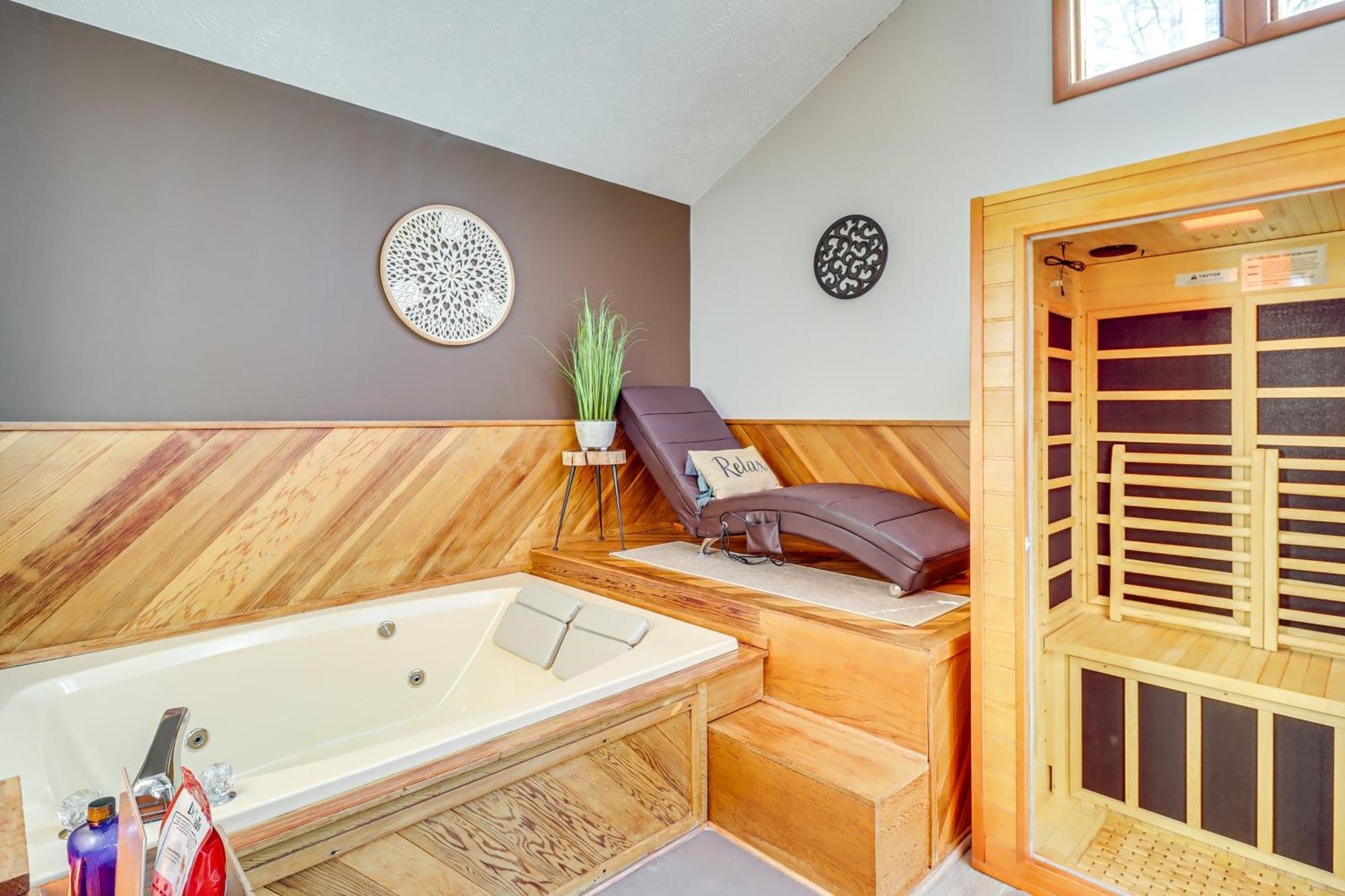 Poconos Home With Private Spa And Fire Pit Long Pond Dış mekan fotoğraf