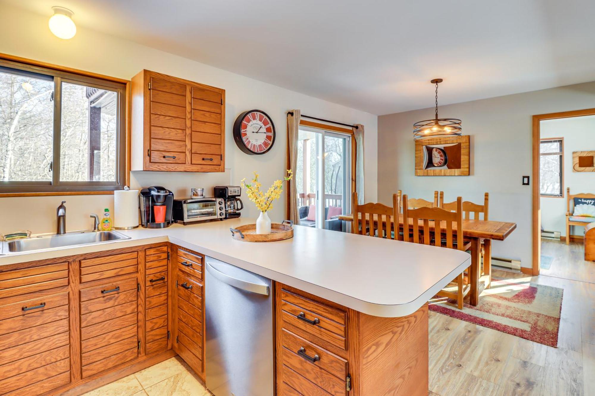 Poconos Home With Private Spa And Fire Pit Long Pond Dış mekan fotoğraf