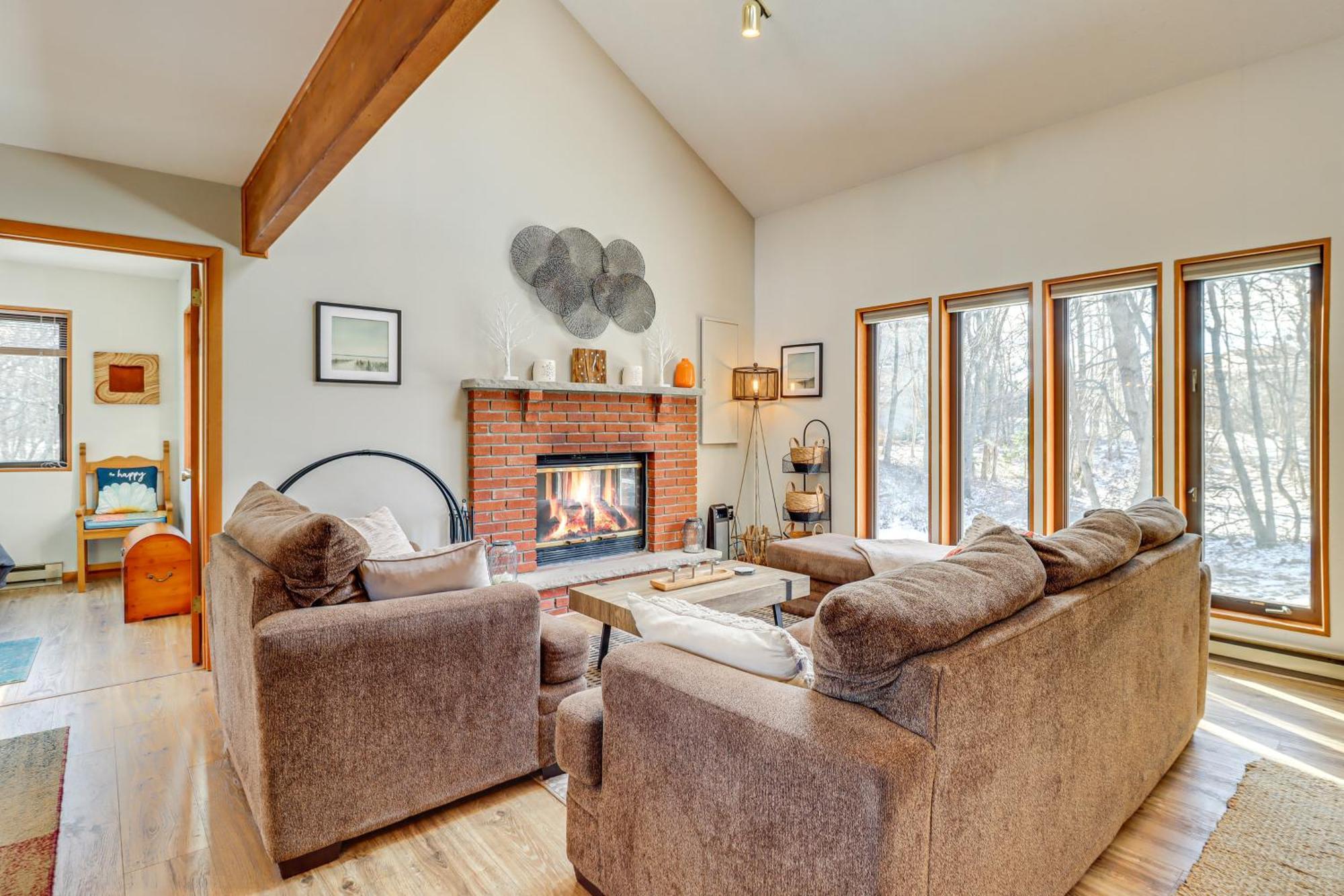 Poconos Home With Private Spa And Fire Pit Long Pond Dış mekan fotoğraf